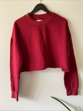 Colsie Cropped Crewneck Sweatshirt in Deep Red